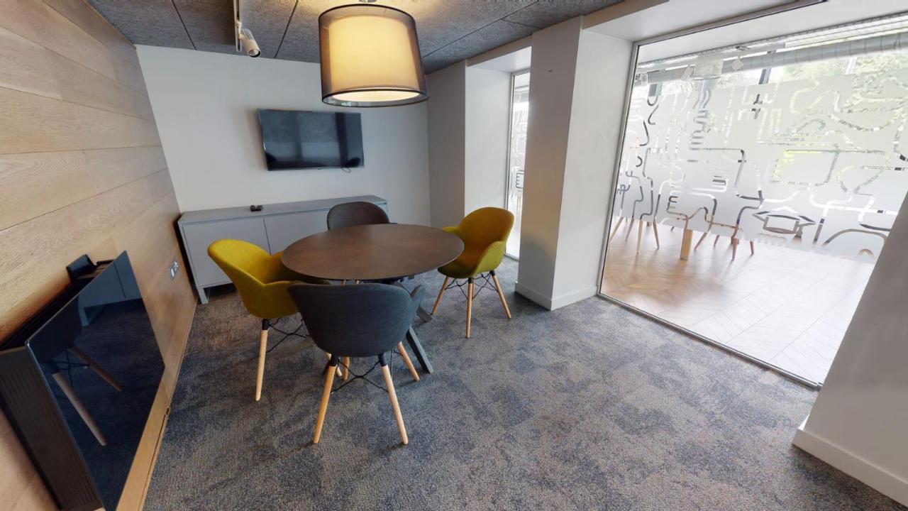 Chic Private Bedrooms At Wilmslow Park In Apartment